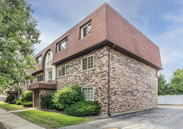 Homes for sale in Chicago, IL | 3934 W 104th Street, Chicago, IL 60655 | Houzeo
