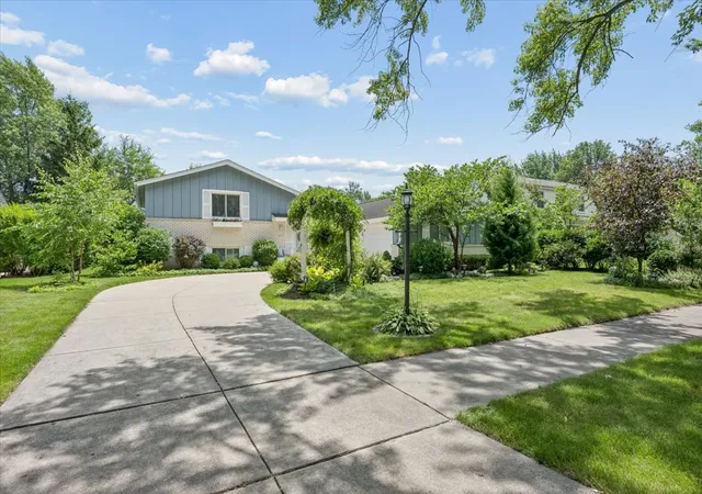 Homes for sale in Northbrook, IL | 4017 Carousel Dr, Northbrook, IL 60062 | MLS# 12693446