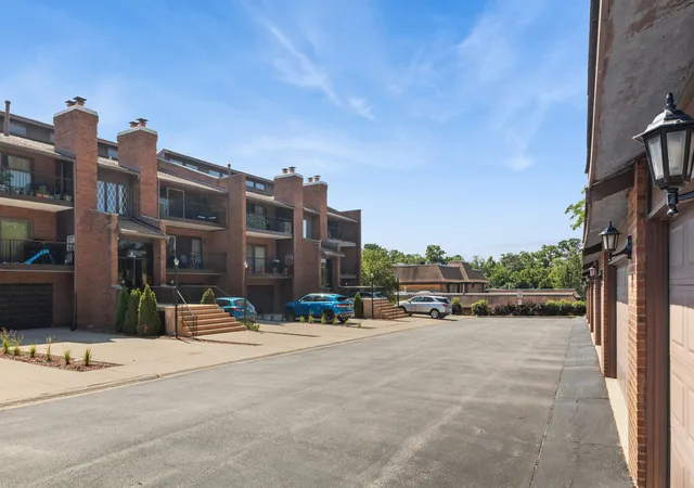 Homes for sale in Palos Hills, IL | 2 Cinnamon Creek Dr #1S, Palos Hills, IL 60465 | MLS# 12693451