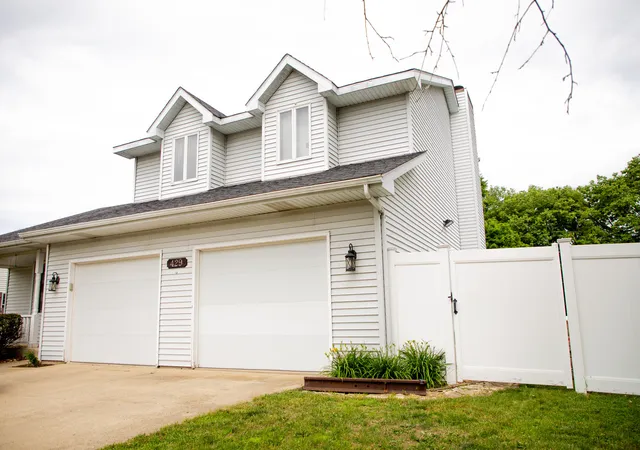 Photo 2 of Single family home for sale at 429 San Carlos Rd, Minooka, IL 60447 | MLS# 12693487 | Listing updated on 2026-09-12