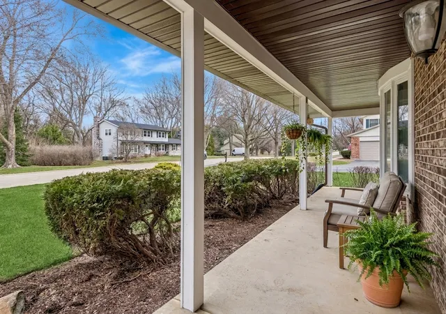 Photo 2 of Single family home for sale at 5017 Kenneth Dr, Crystal Lake, IL 60014 | MLS# 12693527 | Listing updated on 2026-10-05
