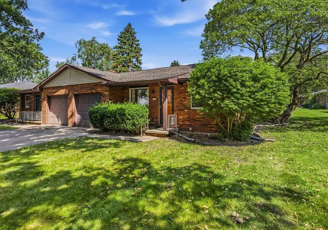 Homes for sale in Urbana, IL | 1204 Mitchem Dr #B, Urbana, IL 61801 | MLS# 12693532