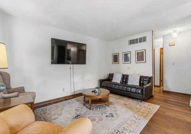Homes for sale in Urbana, IL | 1204 Mitchem Dr #B, Urbana, IL 61801 | MLS# 12693532