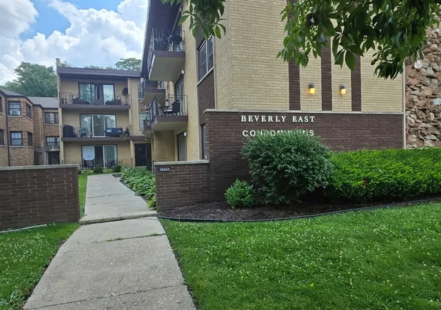 1st image of 10425 S Hale Ave #1C, Chicago, IL 60643 | MLS# 12693537