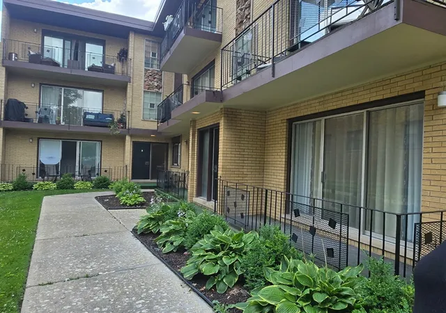 Photo 2 of Condo for sale at 10425 S Hale Ave #1C, Chicago, IL 60643 | MLS# 12693537 | Listing updated on 2026-09-28