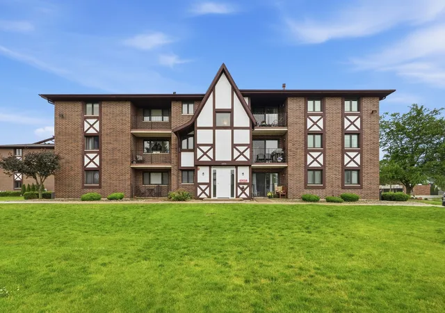 Photo 1 of Condo for sale at 10521 S Roberts Rd #3A, Palos Hills, IL 60465 | MLS# 12693556 | Listing updated on 2026-09-16