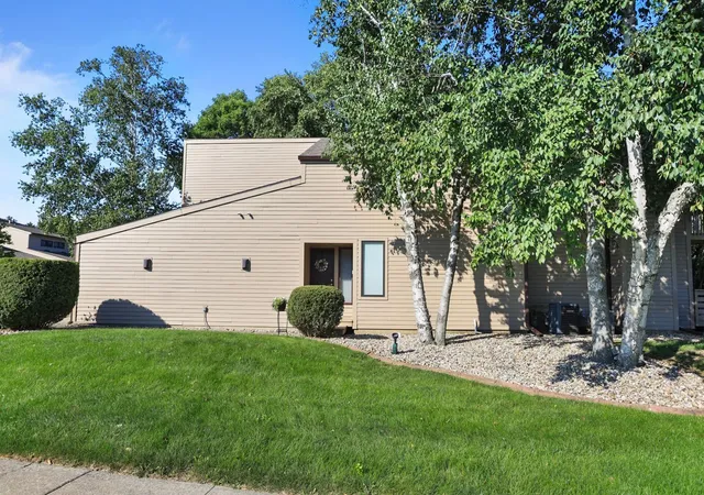2nd image of 16 Briar Hill Cir, Champaign, IL 61822 | MLS# 12693564