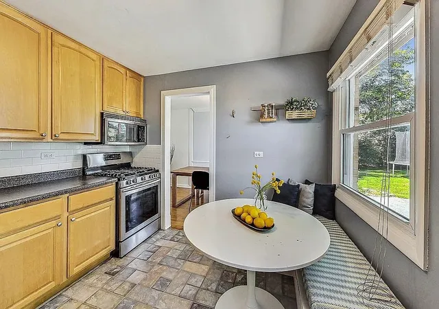 4th image of 318 W Hackberry Dr, Arlington Heights, IL 60004 | MLS# 12693655