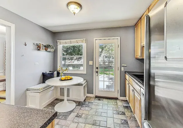5th image of 318 W Hackberry Dr, Arlington Heights, IL 60004 | MLS# 12693655