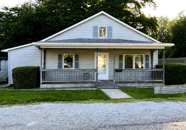 Homes for sale in Clinton, IL | 221 N George St, Clinton, IL 61727 | MLS# 12693662