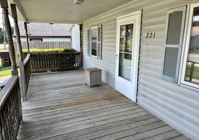 Homes for sale in Clinton, IL | 221 N George St, Clinton, IL 61727 | MLS# 12693662