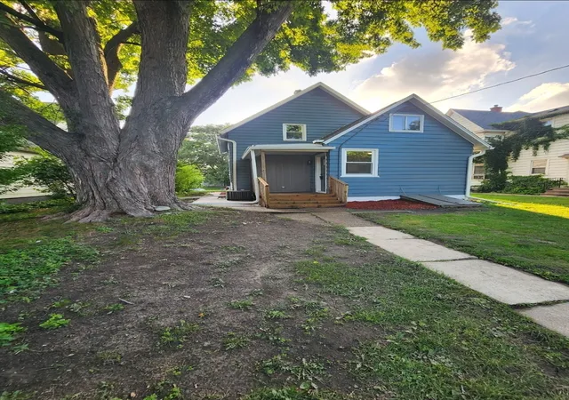 Homes for sale in Moline, IL | 1718 11th St, Moline, IL 61265 | MLS# 12693696