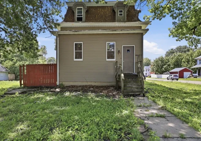 Photo 4 of Single family home for sale at 711 5th Avenue, Sterling, IL 61081 | MLS# 12693734 | Listing updated on 2026-09-03