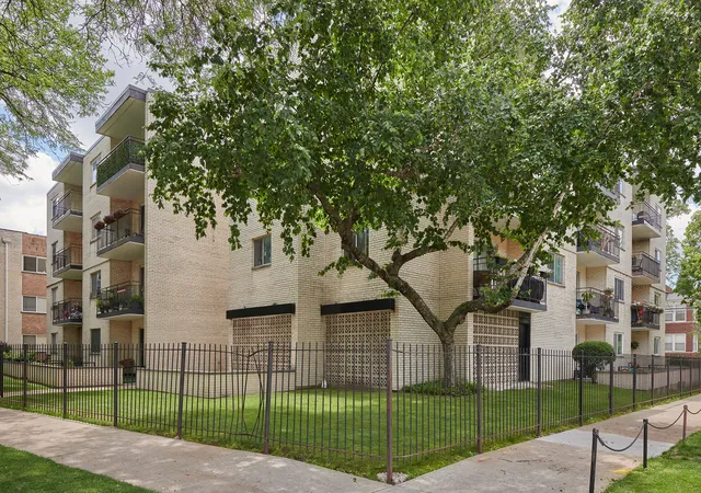 Homes for sale in Chicago, IL | 7074 N Ridge Blvd #1E, Chicago, IL 60645 | MLS# 12693767
