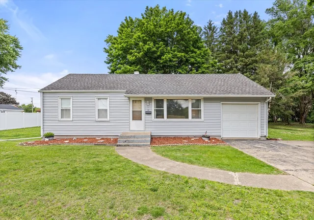 Photo 1 of Single family home for sale at 902 Laura Ave, Streator, IL 61364 | MLS# 12693845 | Listing updated on 2026-07-24