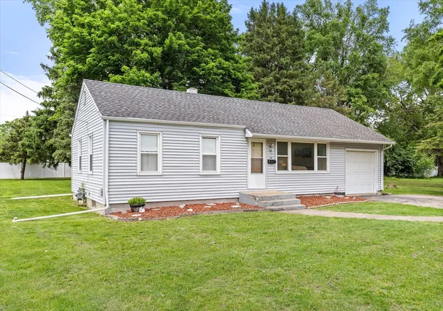 Photo 2 of Single family home for sale at 902 Laura Ave, Streator, IL 61364 | MLS# 12693845 | Listing updated on 2026-07-24