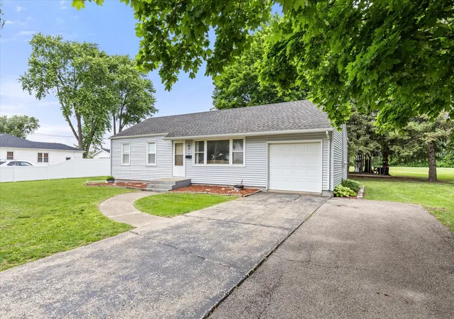 Photo 2 of Single family home for sale at 902 Laura Ave, Streator, IL 61364 | MLS# 12693845 | Listing updated on 2026-07-24