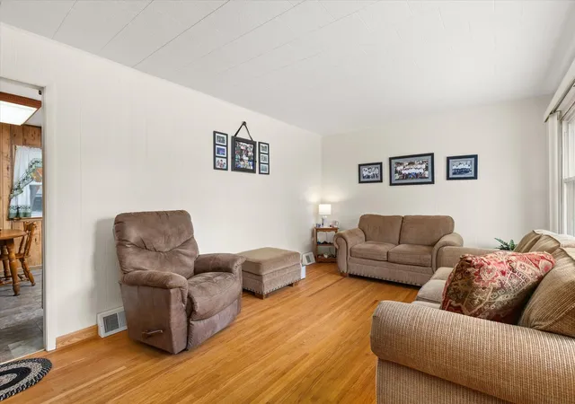 Photo 3 of Single family home for sale at 902 Laura Ave, Streator, IL 61364 | MLS# 12693845 | Listing updated on 2026-07-24