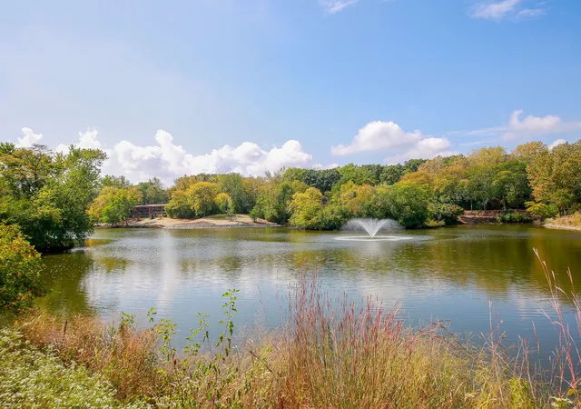 Listing Photo 2 - Condo for sale in building located at 5542 E Lake Dr, Lisle, IL 60532 - Unit #74D