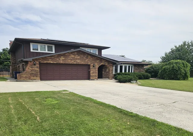 Photo 2 of Single family home for sale at 9157 S 83rd Court, Hickory Hills, IL 60457 | MLS# 12693945 | Listing updated on 2026-09-13