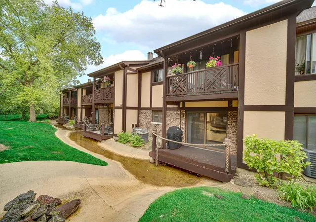 Listing Photo 2 - Condo for sale in building located at 1659 Dover Ct, Wheaton, IL 60189 - Unit #A