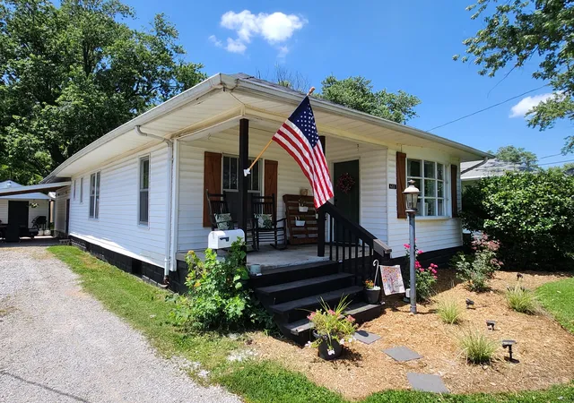 Photo 1 of Sale Pending at 611 S Halliday Ave, Duquoin, IL 62832 | MLS# 12694068 | Listing updated on 2026-08-04