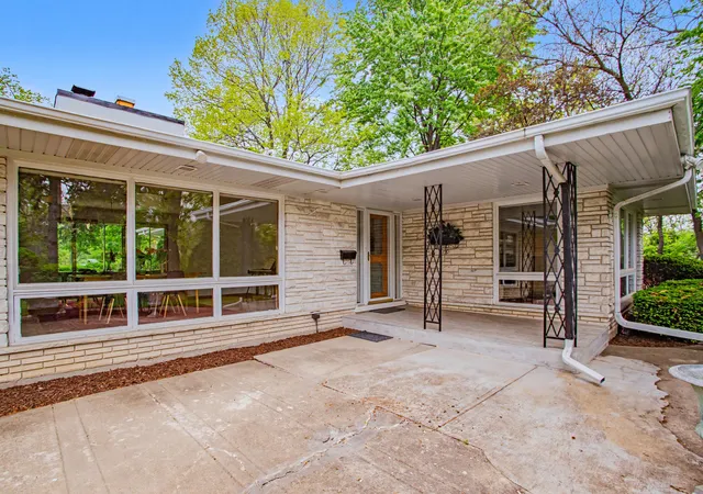 Photo 2 of Single family home for sale at 6503 N Longmeadow Ave, Lincolnwood, IL 60712 | MLS# 12694176 | Listing updated on 2026-09-14