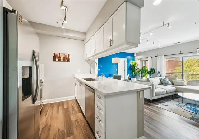 2nd image of 1572 Maple Ave #506, Evanston, IL 60201 | MLS# 12694231