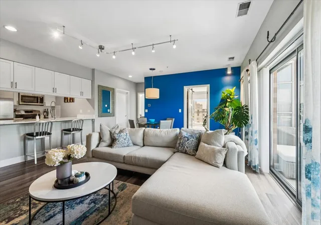 4th image of 1572 Maple Ave, Evanston, IL 60201