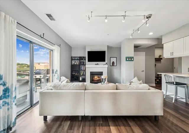5th image of 1572 Maple Ave, Evanston, IL 60201