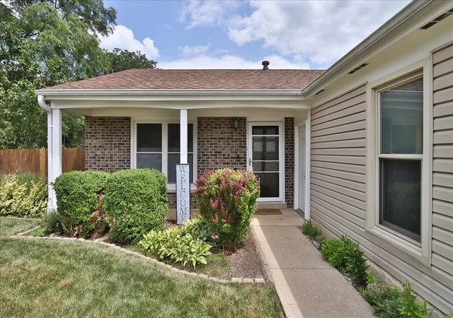 2nd image of 5049 Lichfield Dr, Hoffman Estates, IL 60010 | MLS# 12694239