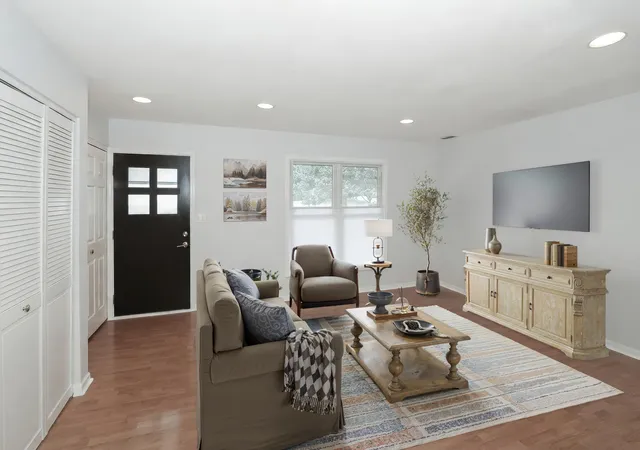 3rd image of 5049 Lichfield Dr, Hoffman Estates, IL 60010 | MLS# 12694239