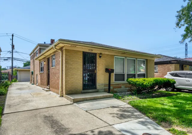 Homes for sale in Chicago, IL | 1129 W 107th St, Chicago, IL 60643 | MLS# 12694240