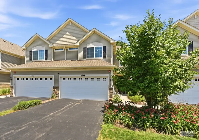 Homes for sale in Batavia, IL | 1718 Carlstedt Dr, Batavia, IL 60510 | MLS# 12694301
