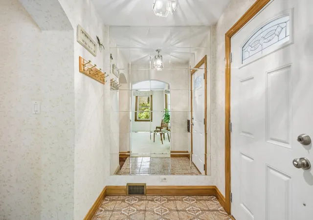 2nd image of 6241 N Leroy Ave, Chicago, IL 60646 | MLS# 12694386