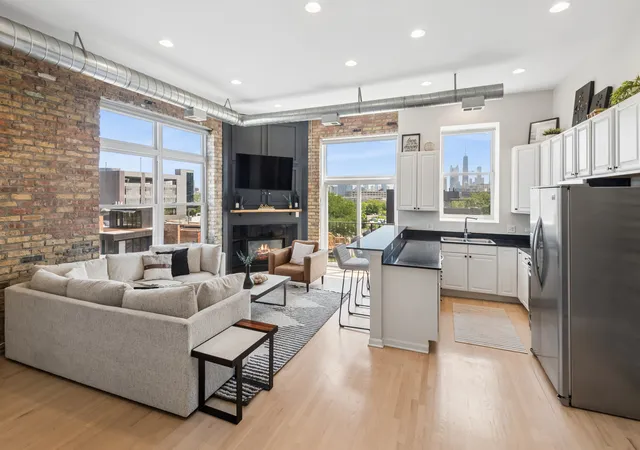 3rd image of 949 N Willard Ct, Chicago, IL 60622