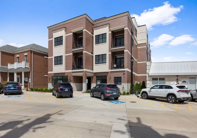 2nd image of 514 Hillgrove Ave #202, Western Springs, IL 60558 | MLS# 12694402