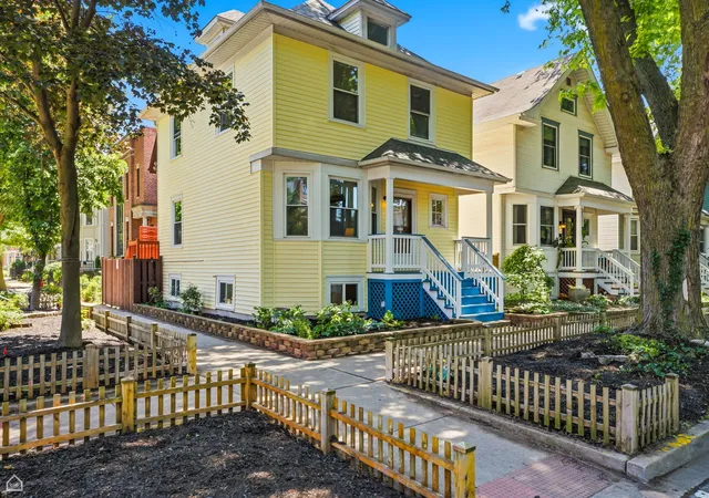 Homes for sale in Chicago, IL | 3757 N Bosworth Ave, Chicago, IL 60613 | MLS# 12694511