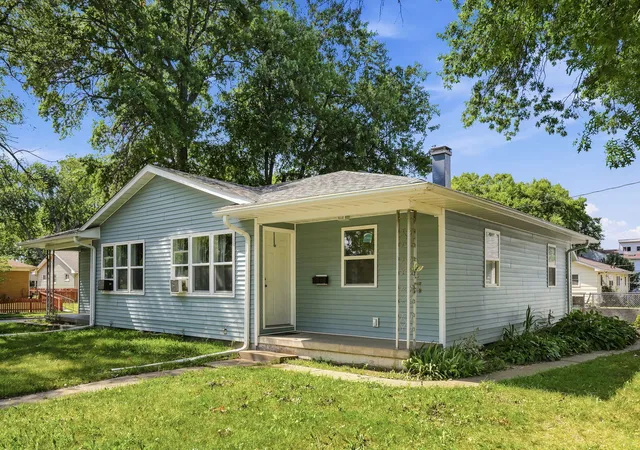 2nd image of 2018 W Central Park Ave, Davenport, IA 52804 | MLS# 12694531