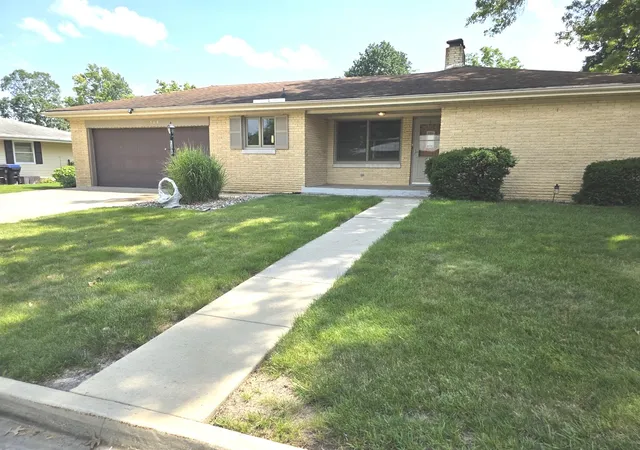 Homes for sale in Bloomington, IL | 1308 Anderson St, Bloomington, IL 61701 | MLS# 12694672
