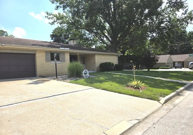 Homes for sale in Bloomington, IL | 1308 Anderson St, Bloomington, IL 61701 | MLS# 12694672
