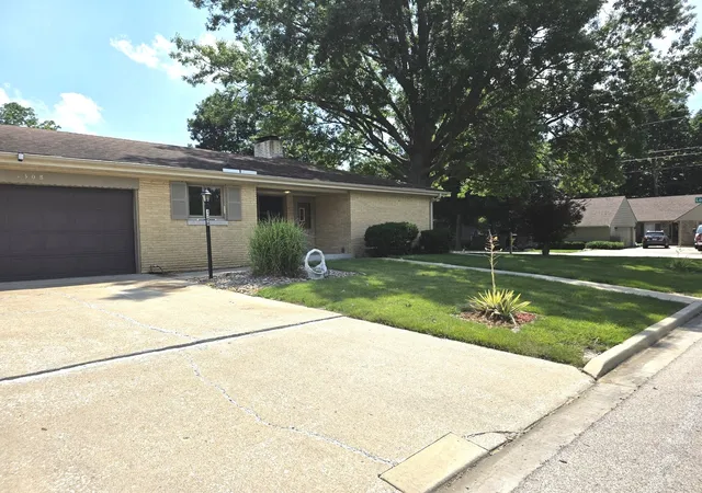 Homes for sale in Bloomington, IL | 1308 Anderson St, Bloomington, IL 61701 | MLS# 12694672