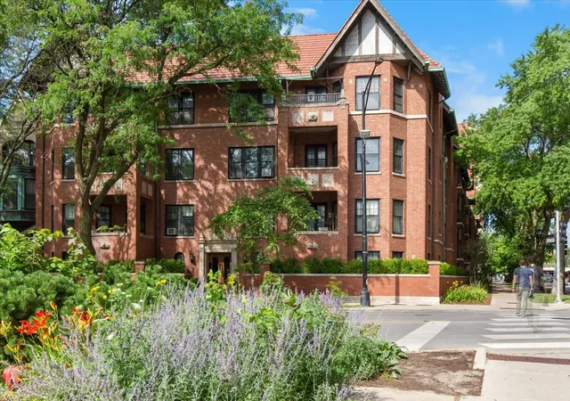 Listing Photo 1 - Condo for sale in building located at 1633 E Hyde Park Blvd, Chicago, IL 60615 - Unit #1D