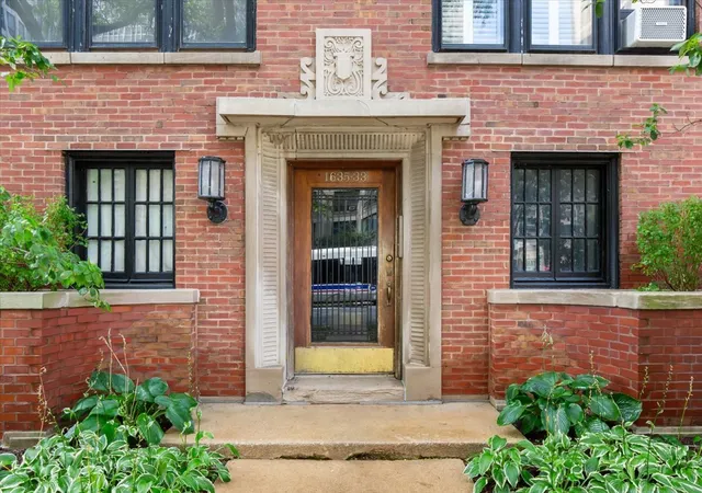 Listing Photo 2 - Condo for sale in building located at 1633 E Hyde Park Blvd, Chicago, IL 60615 - Unit #1D