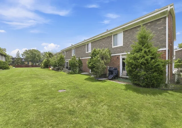 Photo 2 of Townhouse for sale at 2 Cour Masson, Palos Hills, IL 60465 | MLS# 12694797 | Listing updated on 2026-09-23