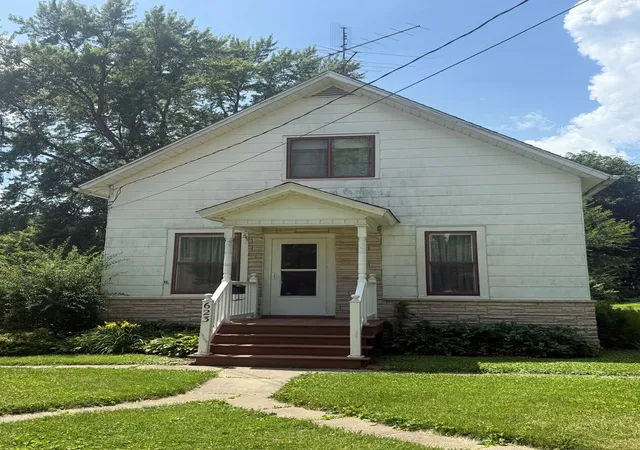 Homes for sale in Dixon, IL | 623 Sterling Ave, Dixon, IL 61021 | MLS# 12694824
