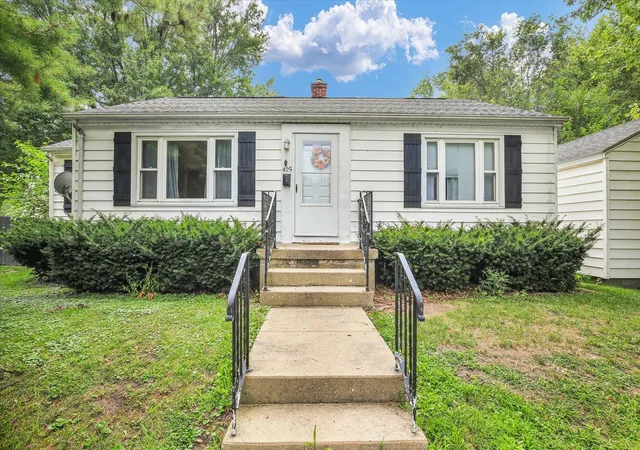 Photo 1 of Single family home for sale at 425 S Beech St, Arthur, IL 61911 | MLS# 12694833 | Listing updated on 2026-08-10