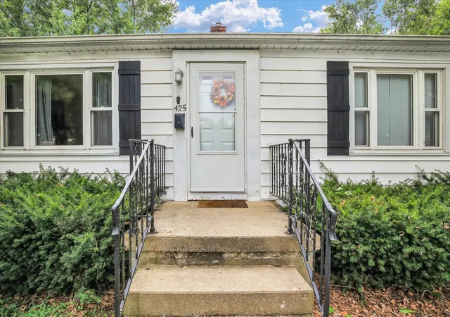 Photo 2 of Single family home for sale at 425 S Beech St, Arthur, IL 61911 | MLS# 12694833 | Listing updated on 2026-08-10