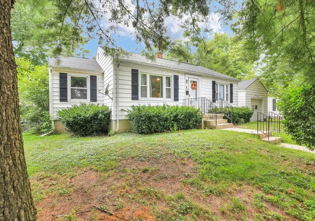 Photo 3 of Single family home for sale at 425 S Beech St, Arthur, IL 61911 | MLS# 12694833 | Listing updated on 2026-08-10