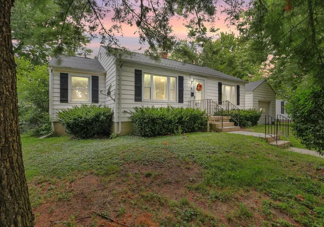 Photo 4 of Single family home for sale at 425 S Beech St, Arthur, IL 61911 | MLS# 12694833 | Listing updated on 2026-08-10